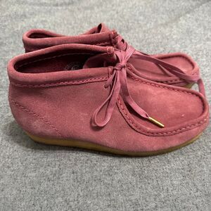 Clarks Original Wallabee boots in deep pink suede size 7